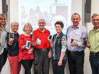 Seniorinnen und Senioren mit Smartphone