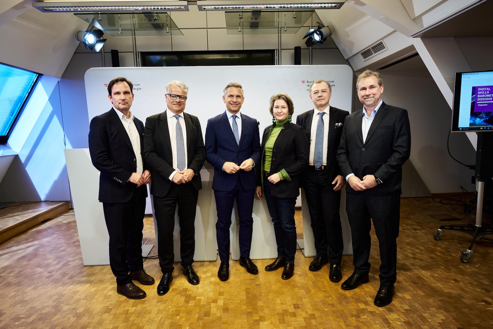 Bild der DSB Pressekonferenz mit (v.l.n.r.) Hermann Erlach (Microsoft), Hans Greiner (Cisco), Bundesminister Wolfgang Hattmannsdorfer, Ulrike Domany-Funtan (fit4internet), Markus Schaffhauser (fit4internet), Christoph Becker (ETC)